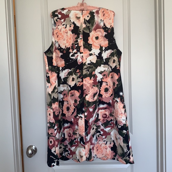 Floral Printed Shift Dress - Picture 10 of 13